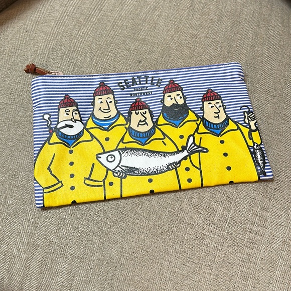 ✨5/$25 Seattle // PNW travel pouch - Picture 1 of 6